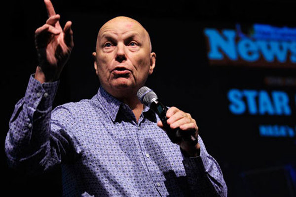 5. Story Musgrave - chuyên gia người ngoài hành tinh, từng tuyên bố: “Tôi đảm bảo người ngoài hành tinh là có thật!”. Cựu phi hành gia hàng đầu NASA này còn nói người ngoài hành tinh đang có mặt trên Trái Đất và ông đã gặp. Khi từ tàu con thoi Columbia trở về, Musgrave đã được phỏng vấn về cuộc chạm trán khó tin này và nghỉ việc ngay sau đó, kết thúc hơn 30 năm làm việc cho NASA. Hiện ông là kiến trúc sư cảnh quan, giáo sư cho Walt Disney Imagineering và điều hành công ty điêu khắc của mình.