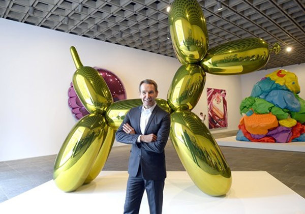 2. Jeff Koons, nghệ sĩ đắt giá nhất thế giới, gây nhiều tranh cãi nhất trong trào lưu Nghệ thuật Đại chúng cho dù tác phẩm của ông luôn bán được với giá cao. Năm 2013, ông lập kỷ lục khi bán tác phẩm điêu khắc Ballon Dog (Orange) của mình với giá 58,4 triệu USD, số tiền lớn nhất mà người ta từng bỏ ra để mua tác phẩm của một nghệ sĩ còn sống, và cũng là tác phẩm đương đại có giá cao nhất từ trước đến nay.