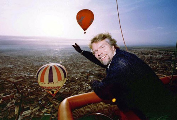4. Richard Branson - Tỷ phú ưa mạo hiểm. Năm 1987, Branson ghi liền hai kỷ lục khi là người đầu tiên dùng khí cầu vượt Đại Tây Dương thành công và chiếc khí cầu lớn nhất với 56.000m khí nóng. Đã ở tuổi 64 nhưng người có tài sản hơn 4 tỷ USD, nắm 2 hòn đảo ở Caribe và hơn 400 công ty vẫn luôn sẵn sàng mạo hiểm tính mạng trước thử thách. Gần đây, ông lướt ván với một người mẫu khỏa thân trên lưng. Ông cũng là người chơi lớn tuổi nhất vượt qua thử thách diều bay của kênh Channel khi 61 tuổi.