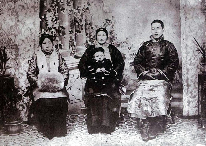 Dưới sự bảo vệ của mẹ chồng, năm 1910, cuối cùng Mao Phúc Mai cũng sinh ra con trai Tưởng Kinh Quốc cho Tưởng Giới Thạch. Mao Phúc Mai cảm thấy cuộc sống cuối cùng cũng có hi vọng, từ đó, bà dồn tất cả sức lực, tâm huyết vào con trai. Bà cho rằng khi chồng cảm thấy mỏi mệt, sẽ luôn nhớ về ngôi nhà ở quê nhà, và luôn có một người phụ nữ thay ông chăm sóc căn nhà đó. Nhưng trong lòng Tưởng Giới Thạch, từ lâu đã rất căm ghét người vợ của mình. Ảnh Mao Phúc Mai cùng chồng và mẹ chồng, nguồn: sina.com.cn.