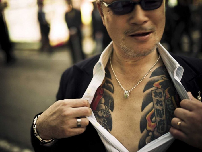 Yakuza là tên gọi thông dụng để chỉ mafia hay các tổ chức tội phạm truyền thống chuyên về các hoạt động thuộc lĩnh vực "thế giới ngầm" như cờ bạc, mại dâm, bảo kê, cho vay nặng lãi... ở Nhật Bản. Ngày nay Yakuza là một trong những tổ chức tội phạm lớn nhất thế giới. Ảnh: Isett.com.