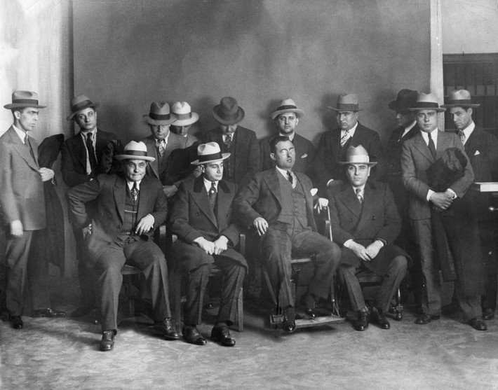 Mafia Sicilian, còn được gọi là Cosa Nostra, là một nhóm các tổ chức tội phạm hoạt động ở Sicily, Italy. Mỗi nhóm Mafia ở đây hoạt động theo mô hình gia tộc, tuyên bố chủ quyền và kiếm soát hoạt động kinh doanh bất hợp pháp trên một lãnh thổ, thường là một thị trấn, làng mạc hoặc một khu phố của một thành phố lớn. Ảnh: Youtube.