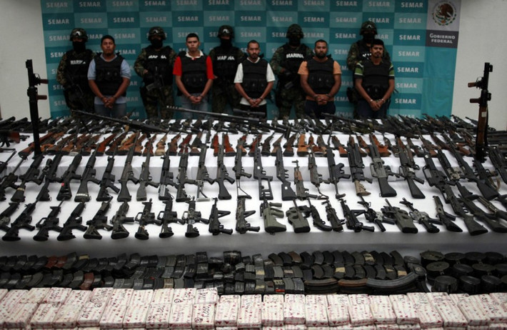 Trong nhiều thập niên qua, hoạt động của các tập đoàn buôn lậu ma túy Mexico đã gây nên những cuộc "chiến tranh ma túy" khiến hàng chục nghìn người chết hoặc mất tích. Tình trạng bắt cóc, cưỡng hiếp, tra tấn... liên quan đến các tập đoàn ma túy là nỗi ám ảnh thường trực ở quốc gia này. Ảnh: Tumblr.