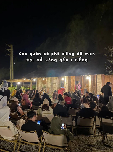 Hàng quán hầu hết đông đúc, dù vậy Tà Xùa vẫn là một điểm đến hấp dẫn để săn mây, nơi này đã và đang ngày càng thu hút thêm nhiều du khách hơn hẳn.