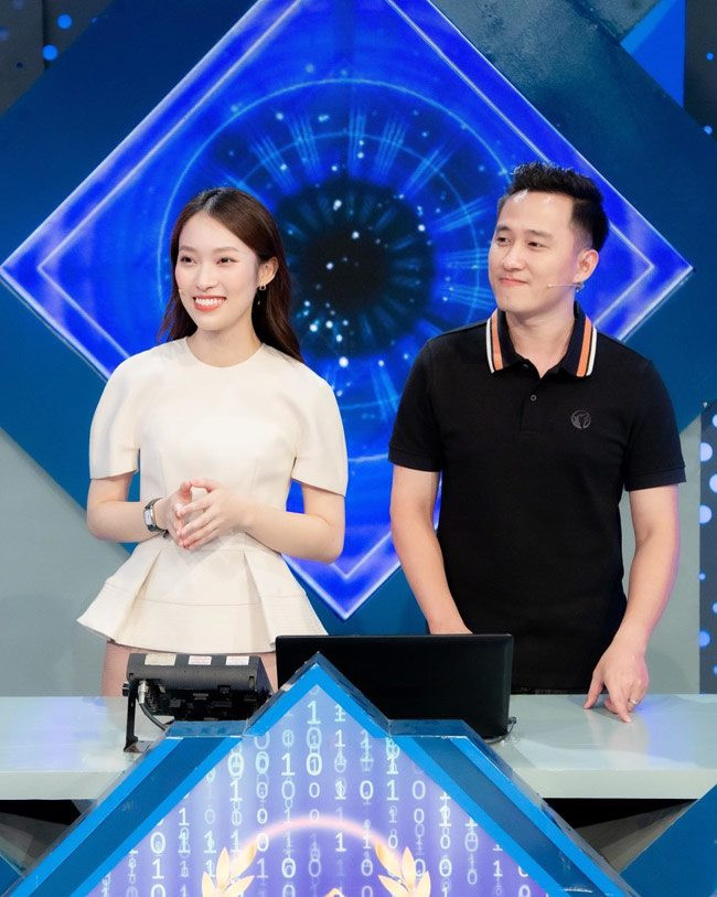 Khánh Vy (sinh năm 1999, Nghệ An) là nữ MC chính thức của chương trình "Đường lên đỉnh Olympia" từ năm 2022 cùng với MC Ngọc Huy.