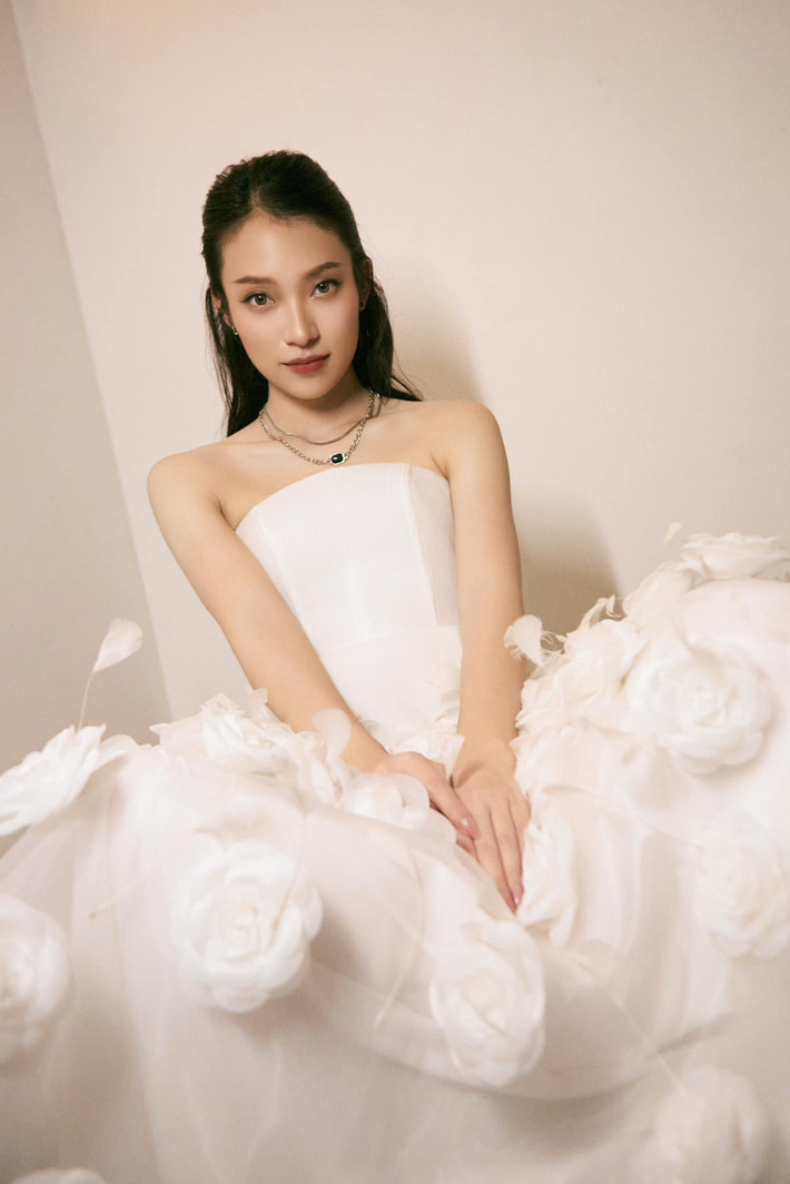 Cô nàng theo đuổi gu thời trang hiện đại, năng động nhưng thi thoảng cũng rất gợi cảm, quyến rũ.