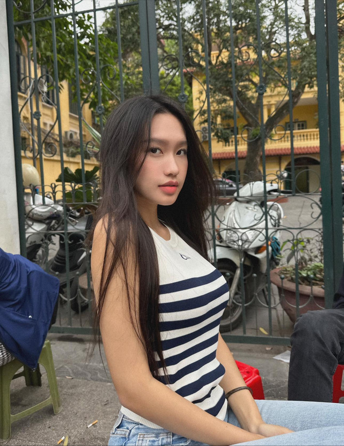 Theo người đẹp chia sẻ, dù ở thời bé hay khi trưởng thành thì đôi môi "cong tớn" của cô vẫn giữ nguyên.