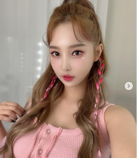 Cô chuyển hướng sang làm người mẫu sau khi tham gia cuộc thi tìm kiếm gương mặt mới của tạp trí đàn ông Maxim và lọt top 3 chung cuộc.