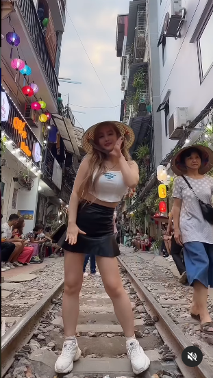 Dưới phần bình luận, cư dân mạng dành lời khen nhan sắc cho gái xinh này, thân hình gợi cảm của cô cũng nổi bật không kém.