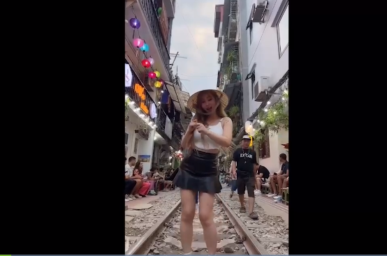 Mới đây, đoạn clip nhảy nhót ở khu "cafe đường tàu" Hà Nội của một người đẹp Hàn Quốc gây chú ý.