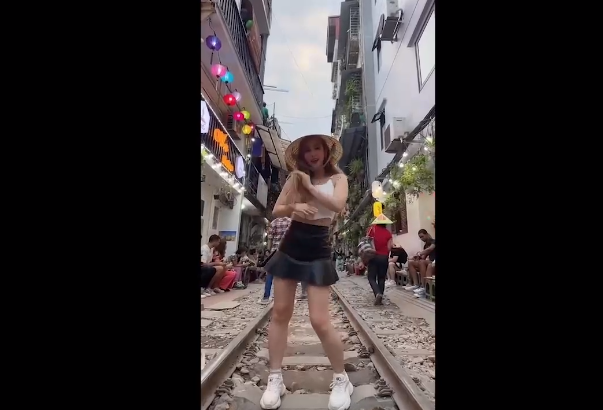 Cô chia sẻ trên trang cá nhân: "Thật hạnh phúc khi đến thăm Việt Nam mà vẫn được chào đón giống như tôi được trở về ngôi nhà thứ 2 vậy".