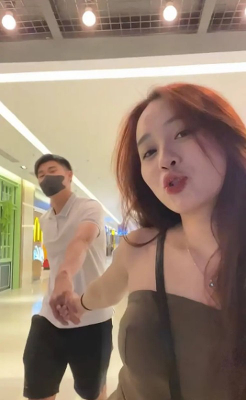 Trong một khoảnh khắc khác hot girl lại tiết lộ Nhâm Mạnh Dũng luôn quan tâm và mua đồ ăn cho dù cô nàng có xấu tính thế nào.