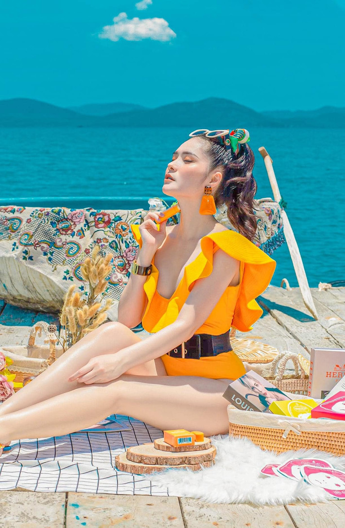 Sau khi sở hữu đường cong nảy nở này nhờ thẩm mỹ, cô nàng cũng ăn diện bốc lửa và gợi cảm hơn hẳn.