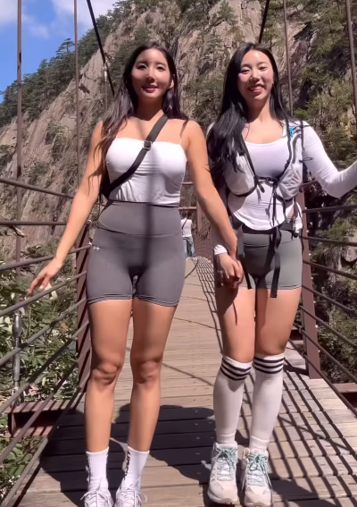Mới đây trên trang Instagram cá nhân, nữ gymer nổi tiếng người Hàn Quốc Eungbi gây chú ý khi đăng tải clip chia sẻ hành trình cùng bạn thân leo núi Seorak - ngọn núi cao thứ 3 của Hàn Quốc.