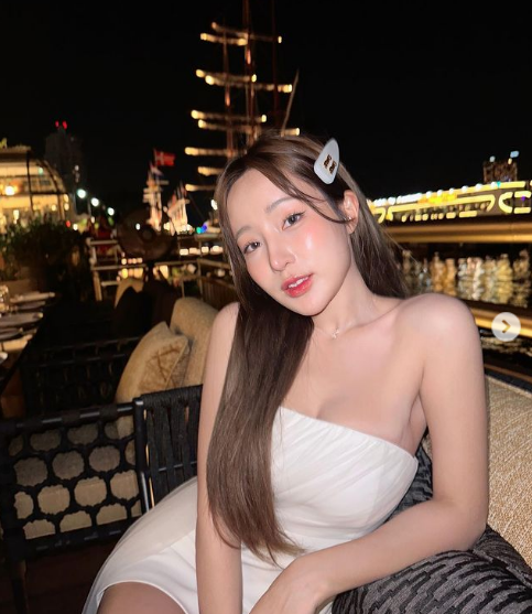 Các bức ảnh gợi cảm của cô toát nên nét đẹp đầy sức sống mà không hề thô tục hay phản cảm.