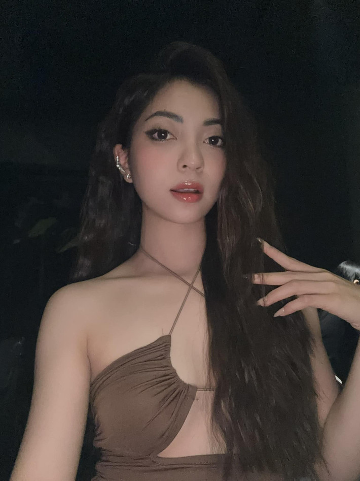 Không còn ngây thơ hay đáng yêu, thay vào đó, Nhật Lê trở nên quyến rũ và sang trọng hơn. Ảnh: FBNV