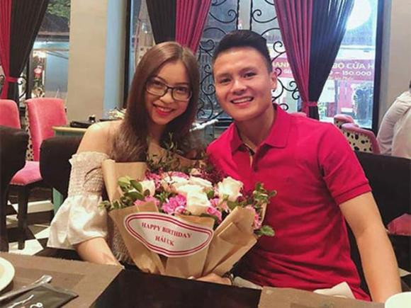 Chuyện tình của Nhật Lê và Quang Hải thời mặn nồng được bạn bè và gia đình ủng hộ. Nhưng mối tình "năm 17 tuổi" ấy của Quang Hải và Nhật Lê đã tan vỡ vào năm 2017.