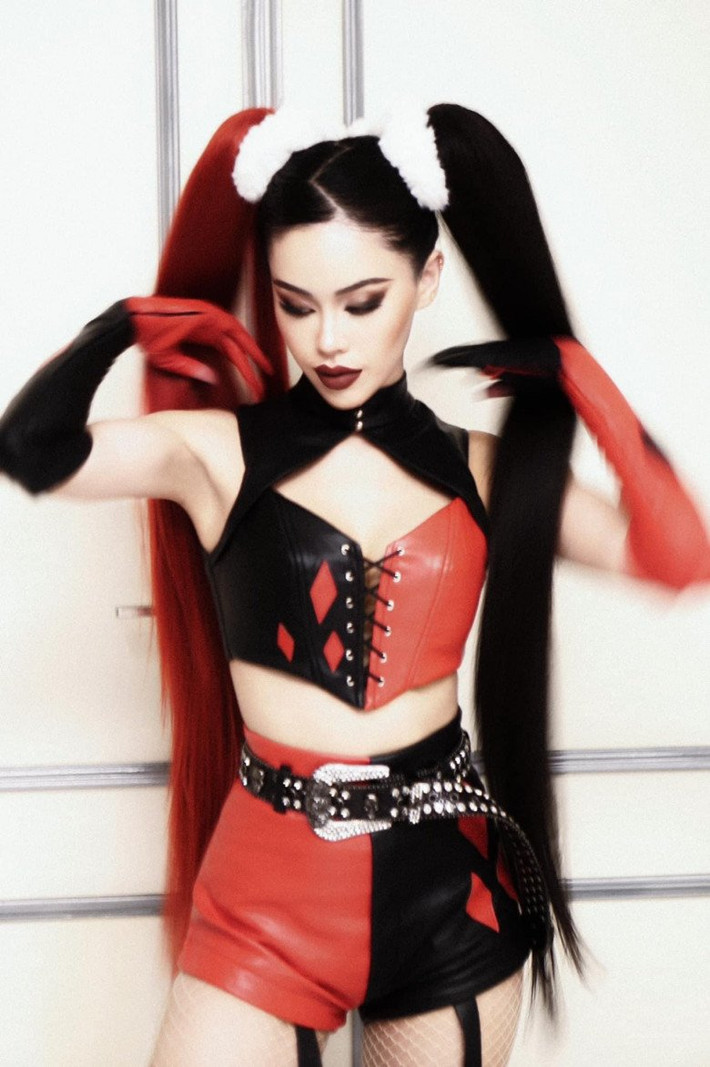 Năm nay, rich kid Tiên Nguyễn hóa trang thành nhân vật nàng hề Harley Quinn nóng bỏng đến nỗi fan chỉ biết biết “tặc lưỡi, chép miệng”.