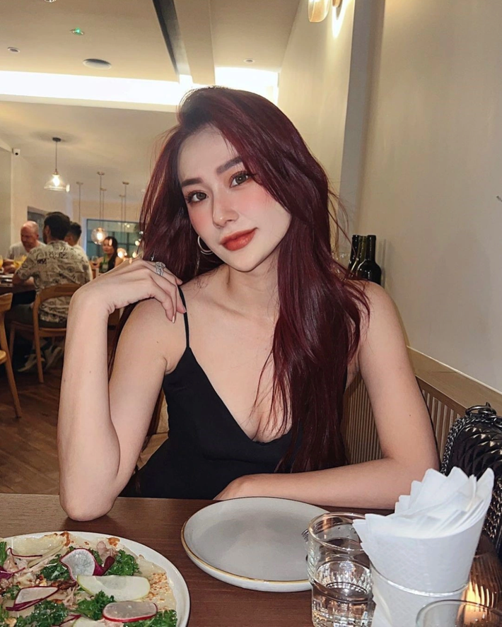 Nàng WAG có gu thời trang đa dạng. Hình thể đẹp giúp cô gây ấn tượng mỗi lần mặc gợi cảm.