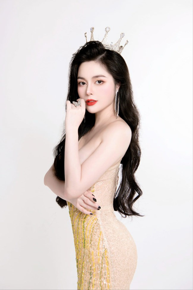 Mỹ nhân xứ Tuyên được người hâm mộ đánh giá là xinh như búp bê, làn da trắng như tuyết cùng vóc dáng thon thả, nuột nà dù là trước đây hay hiện tại. Ảnh: FBNV