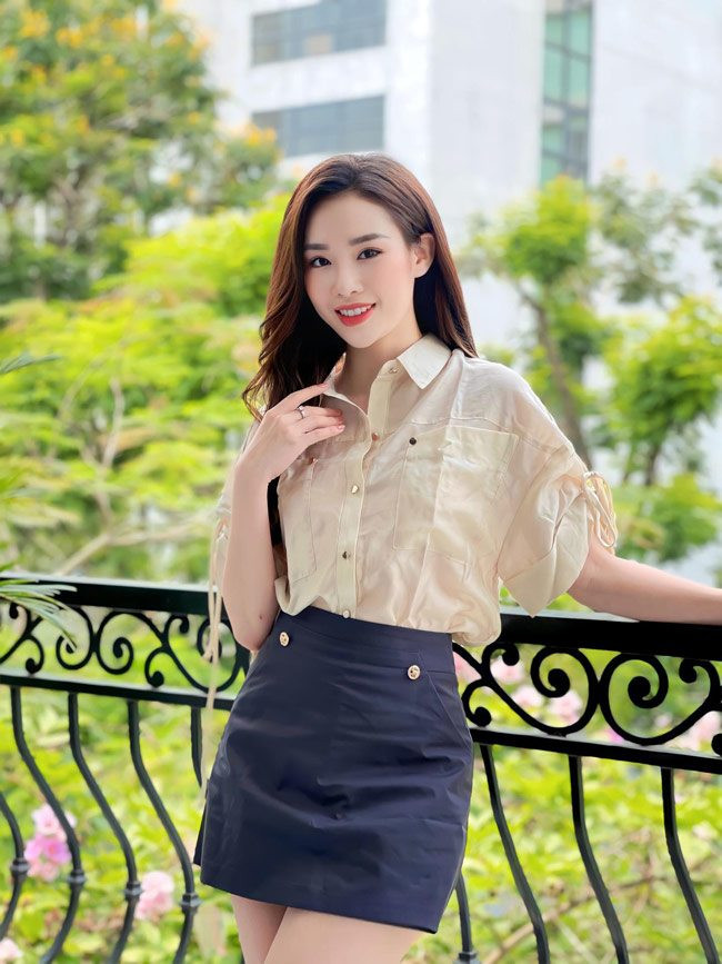Cô có lượng người theo dõi khá ấn tượng trên mạng xã hội nhờ gương mặt cùng vóc dáng xinh đẹp.