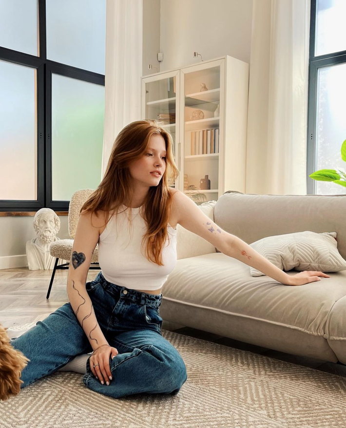 Katerine Sitak có gương mặt thanh thoát, đôi mắt nâu thu hút, đường nét hài hòa đẹp như nàng thơ.