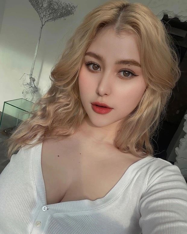 Trong khi hot girl Sunna đã trải qua 1 lần sinh nở nên có phần mũm mĩm hơn.