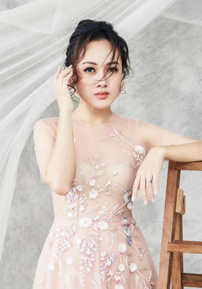 Ít ai biết, trước khi trở thành biên tập viên, Nguyễn Hoài Anh từng tham gia đóng phim, chụp hình tạp chí, chụp ảnh lịch từ nhỏ. Ảnh: FBNV