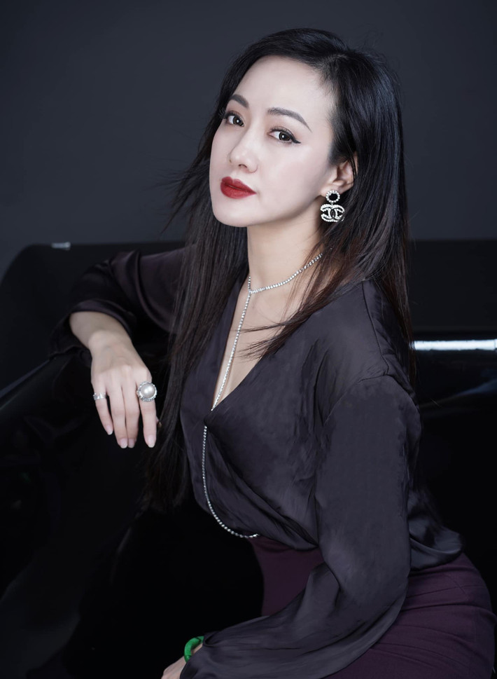 Ở tuổi 43, cô vẫn trẻ trung, xinh đẹp và có cuộc sống viên mãn bên chồng con.