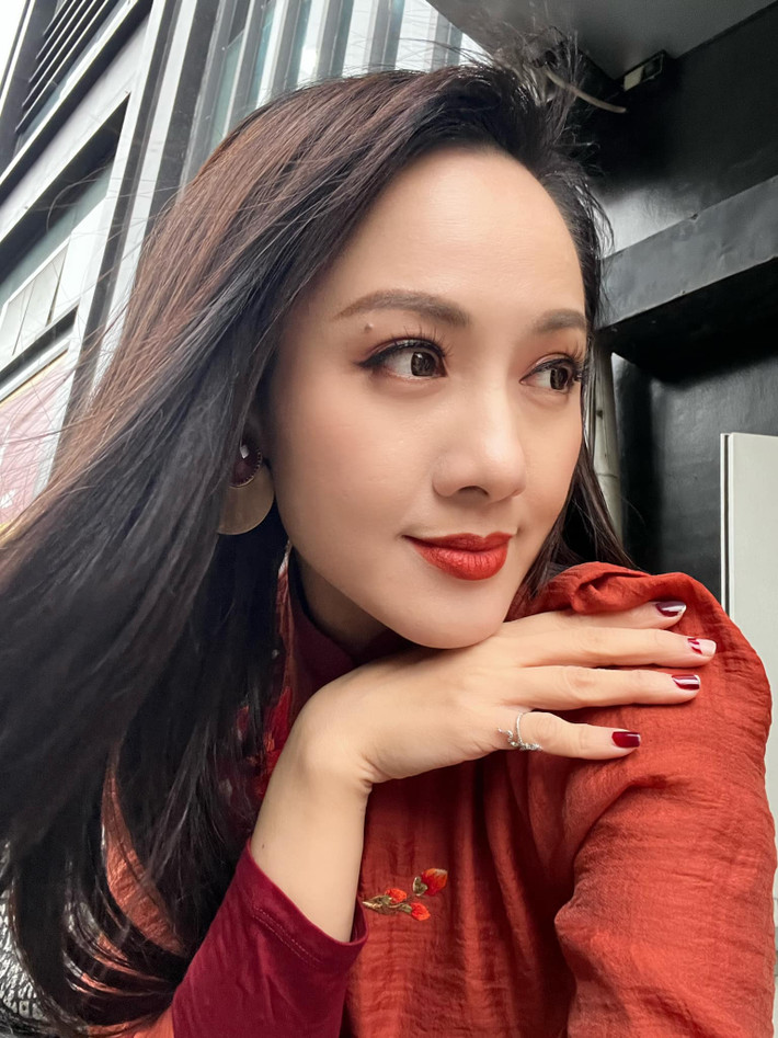 Mới đây, BTV Hoài Anh chia sẻ khoảnh khắc xinh đẹp, trẻ trung. Hiện tại, dù đã tròn 43 tuổi nhưng nhan sắc của BTV Hoài Anh vẫn khiến nhiều người xuýt xoa.