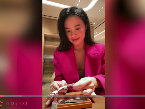 Theo đó, cô chia sẻ hình ảnh đi shopping để xem có mẫu túi nào mới không và để lấy chiếc đồng hồ đặc biệt. Ảnh: Chụp màn hình