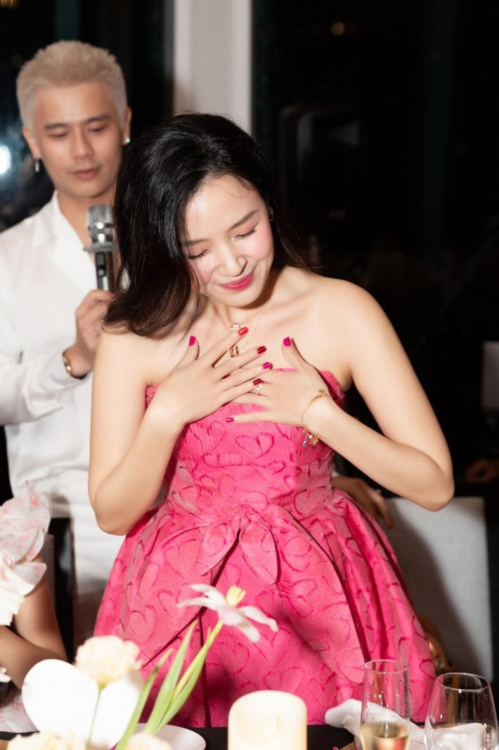  Midu nổi danh với nhan sắc và tài năng nghệ thuật. Ngoài ra, cô còn được mệnh danh là đại gia của chính mình khi có cuộc sống sung túc, tài sản kếch xù.