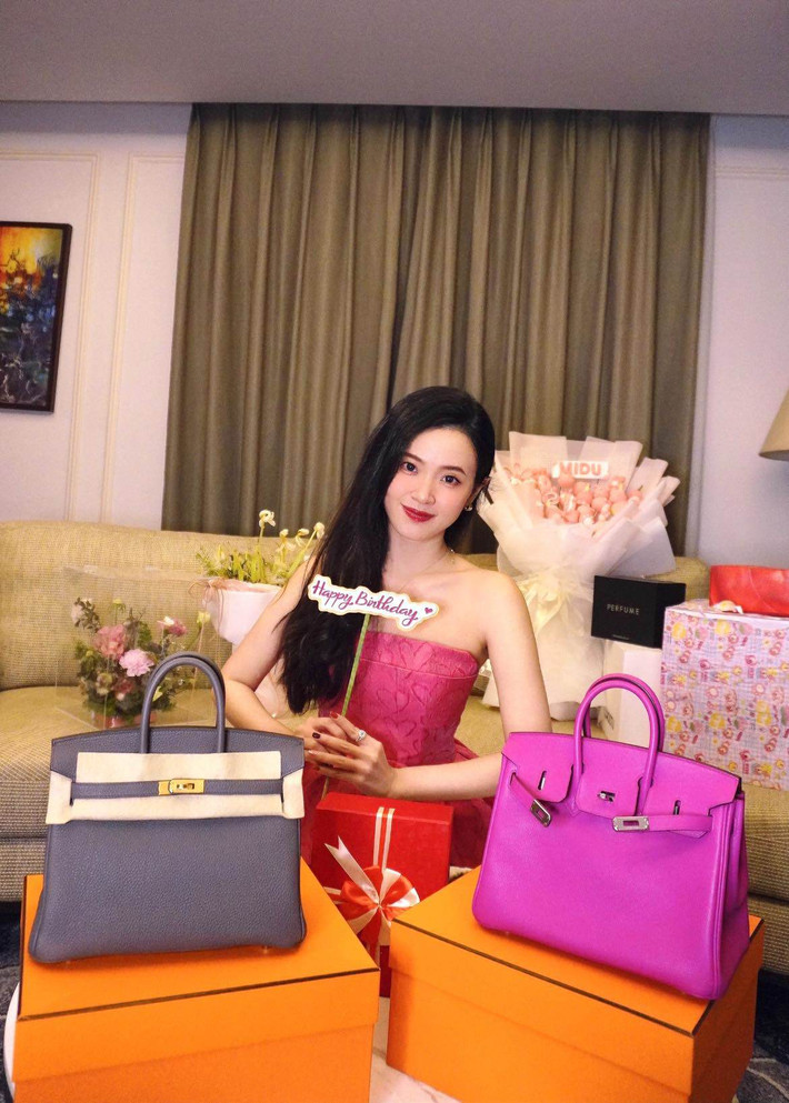 Cô tự hào rước thêm "em túi" màu xám cơ bản về trong dịp sinh nhật của mình.