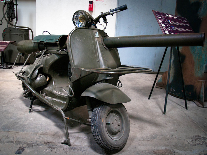 Ưu điểm của chiếc xe máy Vespa bazooka này đó là gọn nhẹ, dễ chế, độ. Bất cứ một người thơj "vườn" nào cũng có thể tạo ra một chiếc xe Vespa bazooka tương tự. Ngoài ra, xe rất gọn nhẹ, dễ triển khai, cơ động tốt. Nguồn ảnh: Flỉckr.