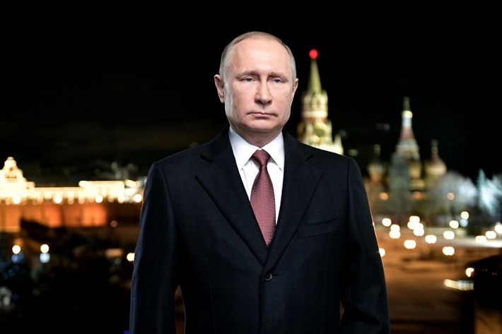 Tổng thống Nga Vladimir Putin gửi lời chúc mừng năm mới tới người dân Nga đêm 31/12. Ông Putin cảm ơn người dân đã giữ cho nước Nga luôn đoàn kết, đồng thời đề cao tình yêu, lòng yêu nước và những giá trị nhân văn vốn có của người dân xứ sở bạch dương. Ảnh: AFP.