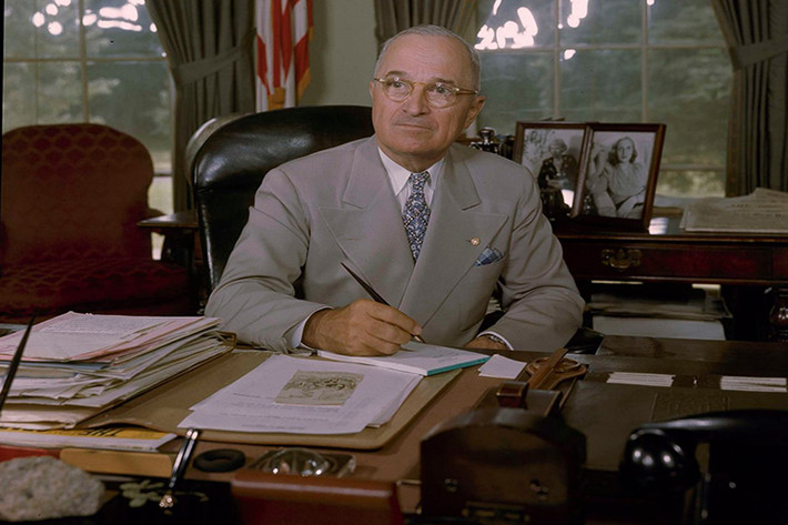 Bàn làm việc của cựu Tổng thống Harry S. Truman cũng khá bề bộn với “núi” giấy tờ quen thuộc cùng với một vài vật kỷ niệm của gia đình. Ảnh: Business Insider.