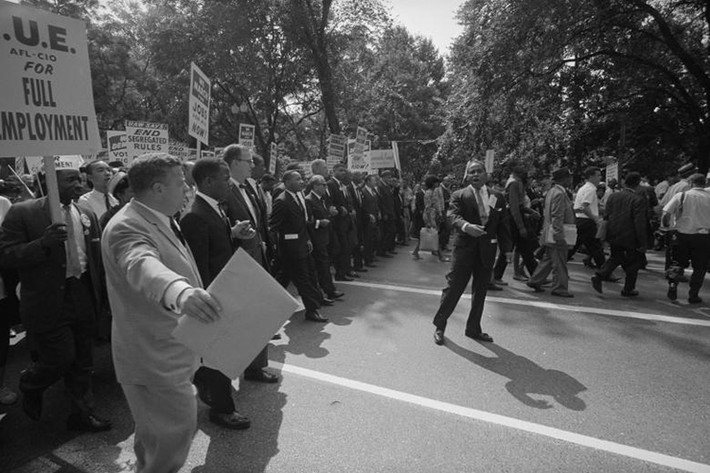 Martin Luther King – nhà nhân quyền huyền thoại của nước Mỹ cùng các nhà lãnh đạo dân chủ khác trong một cuộc diễu hành thuộc phong trào dân quyền vào năm 1963. Ảnh: Thư viện Quốc gia Mỹ.