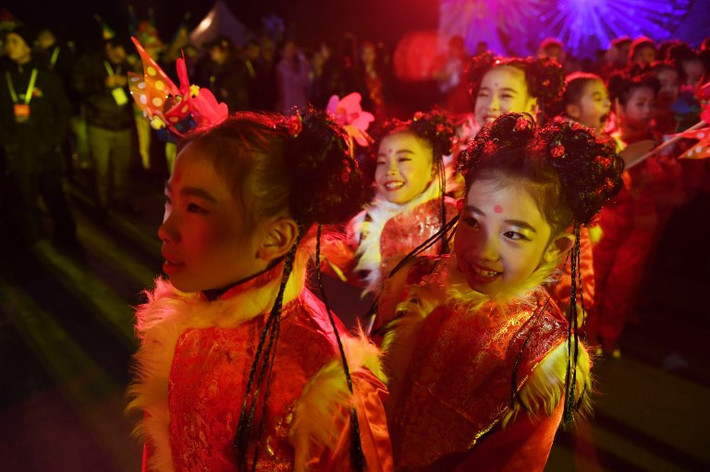 Dàn thiếu nhi tham gia biểu diễn nghệ thuật tại Vĩnh Định Môn. Ảnh: AFP.