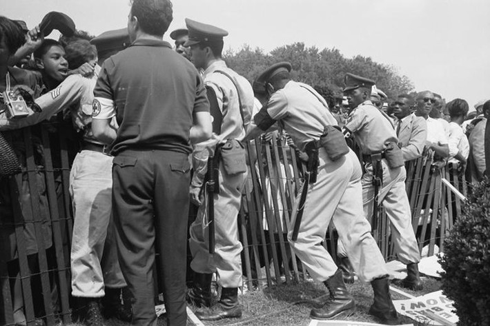 Mục đích chính của phong trào dân quyền trong năm 1963 ở Mỹ là nhầm giúp người Mỹ gốc Phi và các phong trào khác cho các quyền dân sự bao gồm việc đảm bảo các quyền của tất cả mọi người được bảo vệ bình đẳng bởi pháp luật. Ảnh: Thư viện Quốc gia Mỹ.