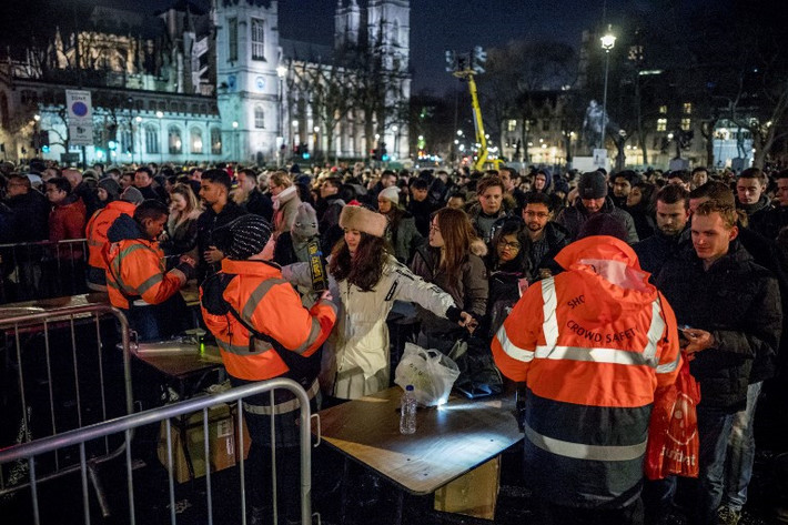 Biển người đổ về trung tâm thủ đô London trước thời khắc giao thừa. Đại tiệc pháo hoa sẽ được trình diễn tại Vòng xoay Bánh xe nước bên bờ sông Thames, thủ đô London với sự chứng kiến của khoảng 1 triệu người. Ảnh: AFP.