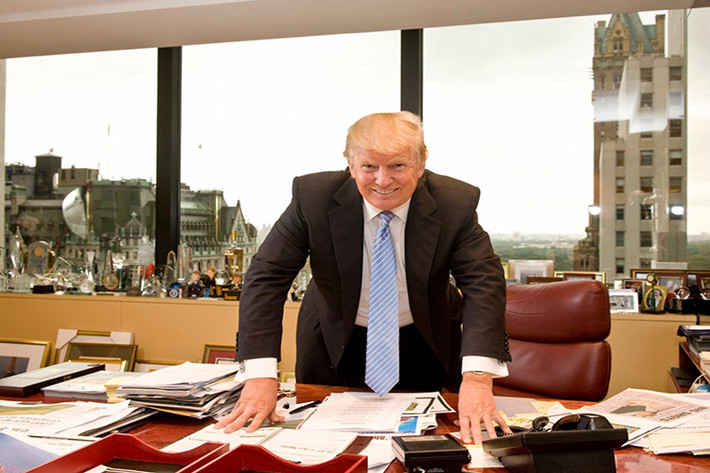 Điều này khá trái ngược với bàn làm việc của ông Trump khi còn ở tòa nhà Trump Tower vốn đầy ắp giầy tờ và các bức ảnh gia đình của Tổng thống Mỹ. Ảnh: Business Insider.