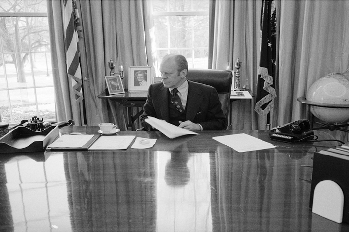 Hình ảnh chụp Chiếc bàn Kiên Định của cựu Tổng thống Gerald Ford khi ông chuẩn bị rời khỏi Nhà Trắng, dù vậy bàn làm việc của ông vẫn khá bề bộn với các giấy tờ công văn. Ảnh: Business Insider.