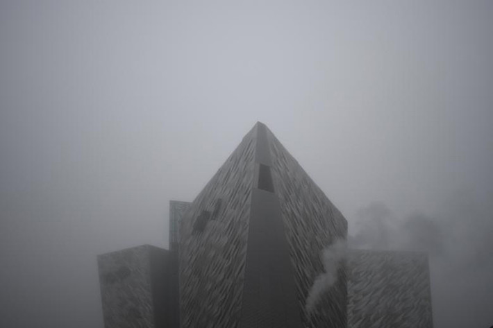 Tòa nhà Titanic qua sương mù ở Belfast. Ảnh: Reuters.