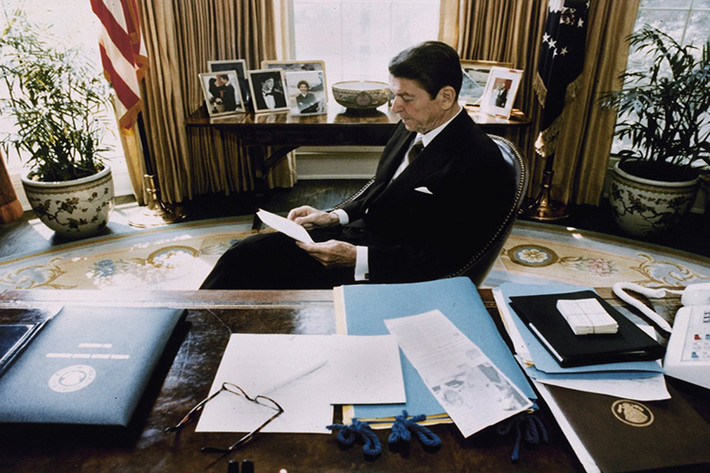 Cựu Tổng thống Ronald Reagan cũng có một phong cách làm việc khá ngăn nắp với Chiếc bàn Kiên Định của mình. Ảnh: Business Insider.