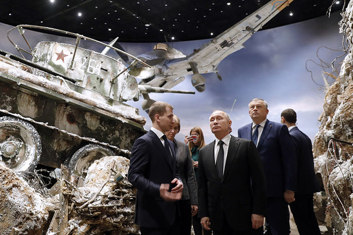 Hình ảnh Tổng thống Nga Putin tham quan một số phân cảnh bên trong bảo tàng “Proryv” hôm 18/1. Ảnh: TASS.