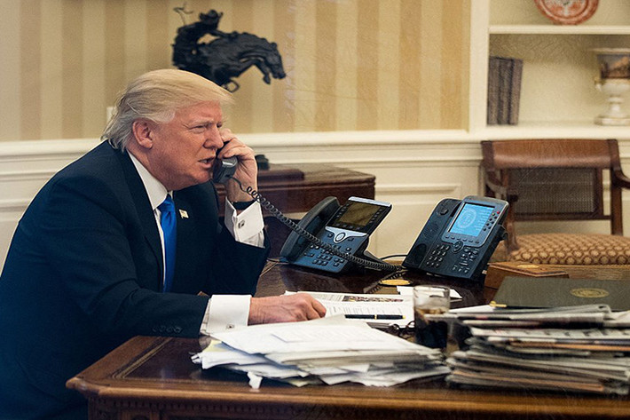 Đầu tiên có thể kể đến là Tổng thống Mỹ thứ 45 Donald Trump, Chiếc bàn Kiên Định của ông Trump trong phòng Bầu dục được bày biện khá đơn giản và hầu như không có vật dụng gì được đặt trên bàn ngoài hai chiếc điện thoại bàn đặc biệt dành cho Tổng thống Mỹ. Ảnh: Business Insider.