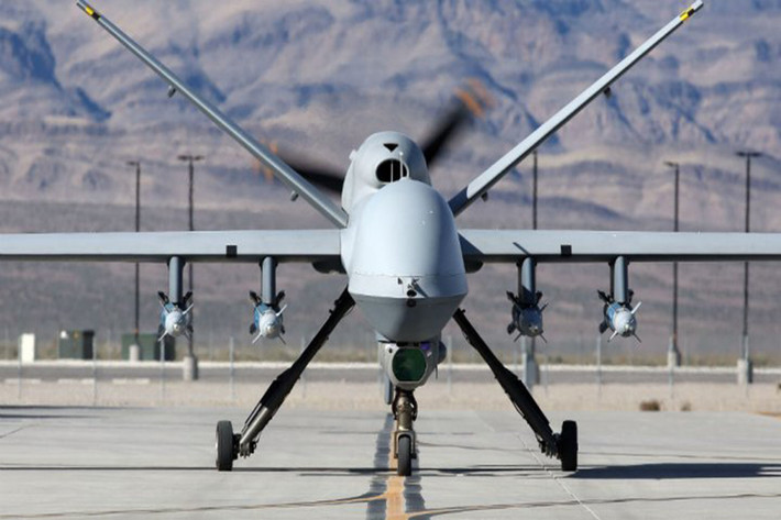 Và một chiếc MQ-9 Reaper có thể mang theo đến bốn tên lửa AGM-114 Hellfire và bom dẫn đường bằng laser GBU-12 Paveway II hoặc tên lửa không đối không AIM-92 Stinger. Với hệ thống vũ khí tấn công trên chẳng ngạc nhiên mấy khi Không quân Mỹ quyết định loại biên MQ-1 Predator. Nguồn ảnh: France 24.