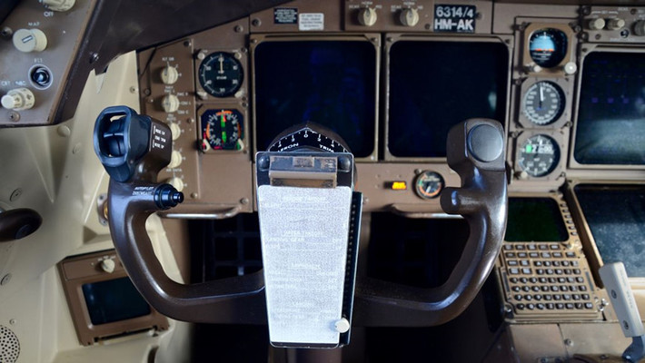 Trước đó, Boeing 747 đã có chuyến bay thương mại cuối cùng với hàng không Mỹ vào ngày 19/12. Đó là chuyến bay tuyến từ Seoul đến Detroit của hãng Delta. Hãng hàng không này cũng "tiễn đưa" dòng máy bay lịch sử bằng những chuyến bay cho nhân viên và khách hàng thân thiết. Giá vé cho những "chuyến bay giã từ" đã tăng vọt do nhu cầu của những hành khách hoài cổ.