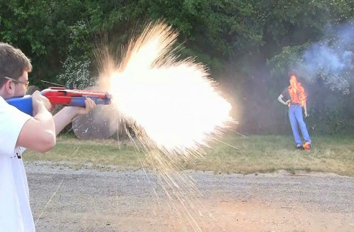 Đạn shotgun có khả năng sát thương lớn là bởi trong mỗi phát bắn nó có thể bắn ra hàng chục hoặc hàng trăm mảnh đạn con nằm bên trong mỗi viên đạn mẹ. Ở cự ly từ 10-20 mét đạn shotgun có thể hoàn toàn hạ gục đối phương chỉ với một phát bắn duy nhất. Nguồn ảnh: Sputnik.