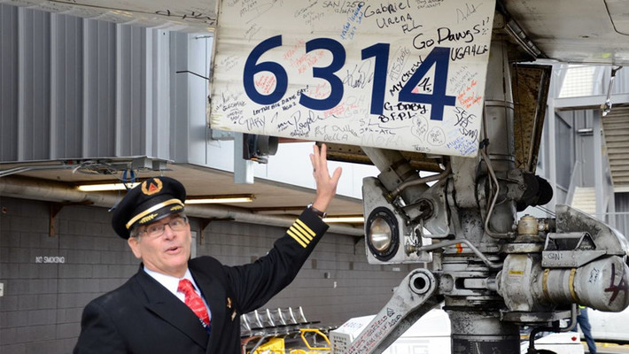 Cơ trưởng Stephen Hanlon, 62 tuổi, trưởng nhóm phi công 747 của hãng Delta, là người điều khiển chuyến bay mang số hiệu 6314. Với biệt danh "nữ hoàng của bầu trời", máy bay 747 của Boeing là hình ảnh nổi tiếng trên các con tem, một biểu tượng của văn hóa đại chúng, thường xuyên xuất hiện trên phim ảnh và đồng thời là máy bay chuyên chở tổng thống Mỹ.